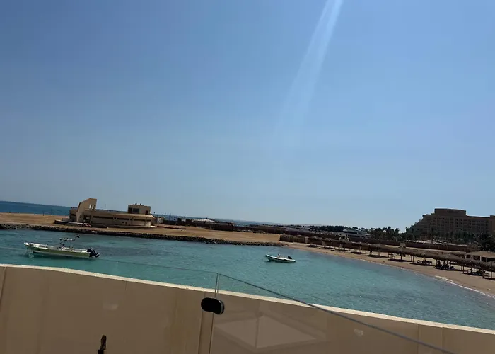 Sea-view Studio, Sunrise Balcony & & Pool Хургада