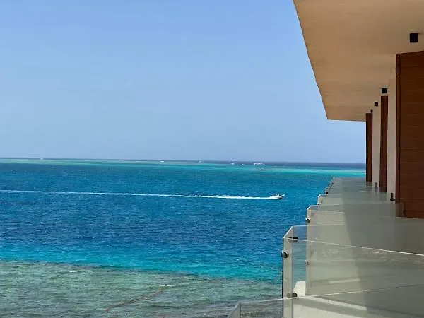 Sea-view Studio, Sunrise Balcony & & Pool Хургада