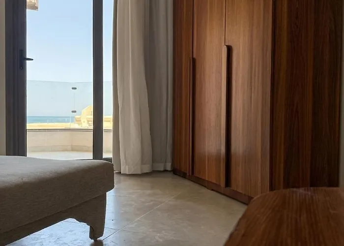 Sea-view Studio, Sunrise Balcony & & Pool Апартаменты Хургада